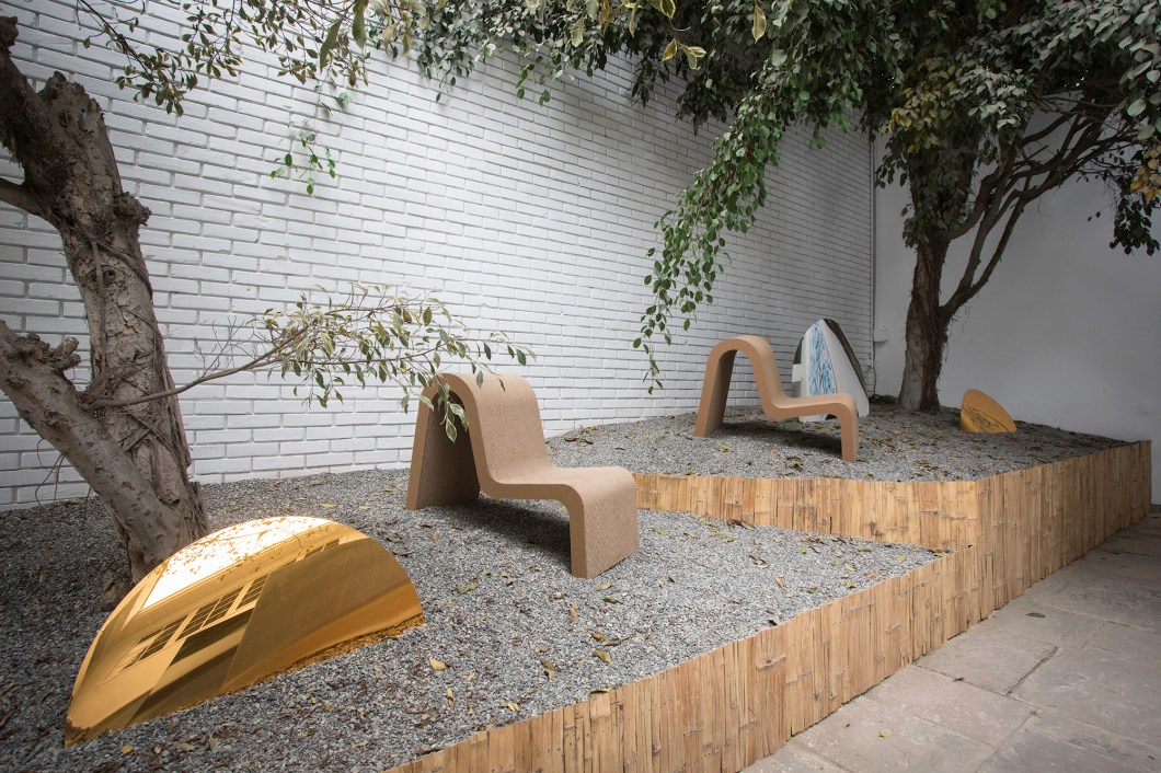 Laura Fernández Majluf, Rafael De Orbegoso e Sergio Fernández Majluf - Jardín Interior. Um jardim para experimentar e contemplar. A proposta tem um caráter lúdico que permite quebrar a solenidade das obras de arte tradicionais. Esculturas, telas e instalações interagem com o espectador, motivando uma experiência sensorial. O projeto explora os conceitos de arte e paisagismo, bem como a relação do homem com seu meio. Laura Fernández Majluf, Rafael De Orbegoso e Sergio Fernández Majluf - Jardín Interior. Um jardim para experimentar e contemplar. A proposta tem um caráter lúdico que permite quebrar a solenidade das obras de arte tradicionais. Esculturas, telas e instalações interagem com o espectador, motivando uma experiência sensorial. O projeto explora os conceitos de arte e paisagismo, bem como a relação do homem com seu meio.