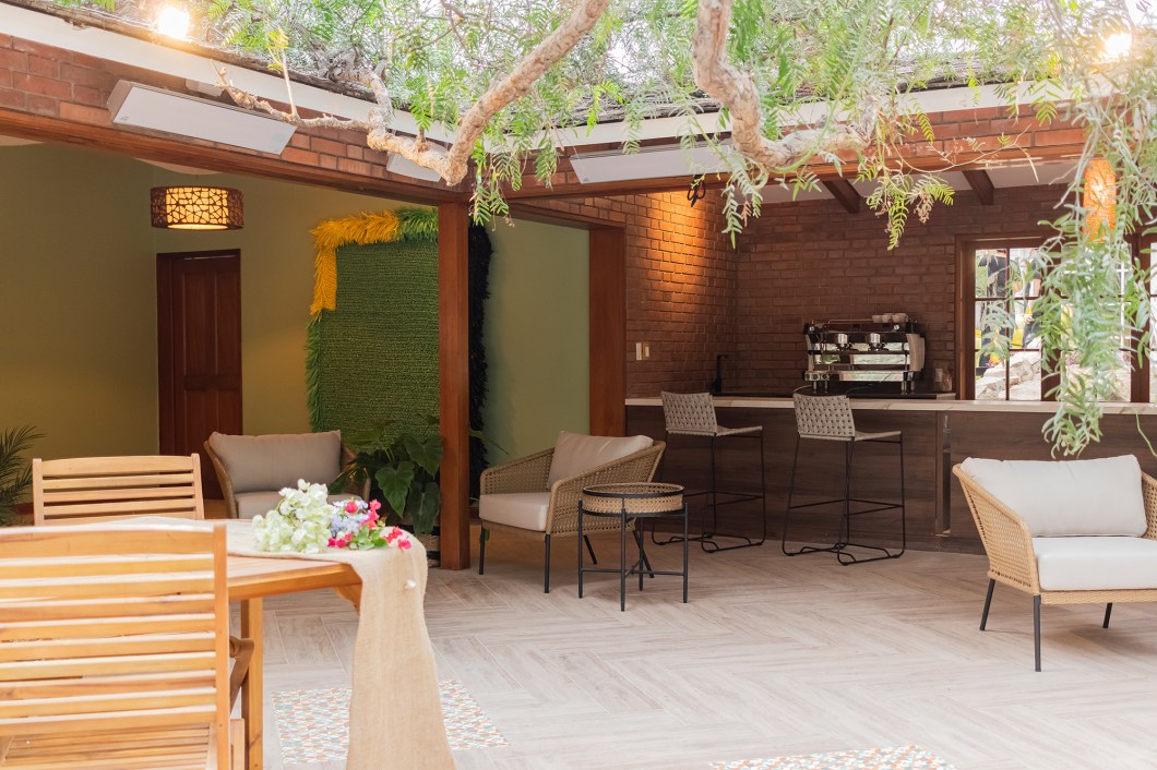 Lina Pastorelli - Restaurante CASACOR. O restaurante encontra a sua inspiração na natureza, na majestosa árvore central que simboliza a vida e na energia que irradia no ambiente. O projeto busca se fundir com o ambiente, permitindo a entrada de luz natural para criar um espaço aconchegante e acolhedor. Os visitantes podem desfrutar da alimentação rodeados pela beleza e tranquilidade que a natureza oferece. É um ambiente único e harmonioso que reflete a filosofia da operadora Olivia. Lina Pastorelli - Restaurante CASACOR. O restaurante encontra a sua inspiração na natureza, na majestosa árvore central que simboliza a vida e na energia que irradia no ambiente. O projeto busca se fundir com o ambiente, permitindo a entrada de luz natural para criar um espaço aconchegante e acolhedor. Os visitantes podem desfrutar da alimentação rodeados pela beleza e tranquilidade que a natureza oferece. É um ambiente único e harmonioso que reflete a filosofia da operadora Olivia.