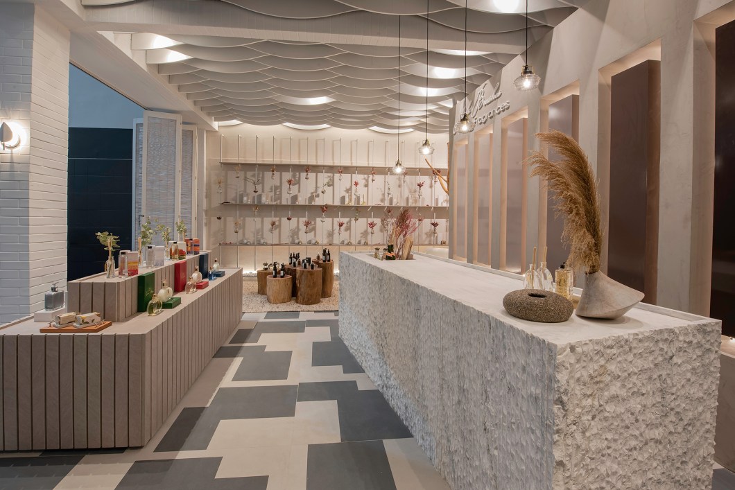 Renata Pisani - Loja De Aromas. Arquitetura sinestésica. Esse foi o conceito trabalhado na Loja de Aromas, onde elementos estéticos e a combinação dos revestimentos e das texturas conseguem, em conjunto, transformar a experiência do público estimulando os diversos sentidos, desenvolvendo sensações e emoções positivas. O ambiente remete à praia, ao frescor e ao jardim perfumado. Renata Pisani - Loja De Aromas. Arquitetura sinestésica. Esse foi o conceito trabalhado na Loja de Aromas, onde elementos estéticos e a combinação dos revestimentos e das texturas conseguem, em conjunto, transformar a experiência do público estimulando os diversos sentidos, desenvolvendo sensações e emoções positivas. O ambiente remete à praia, ao frescor e ao jardim perfumado.