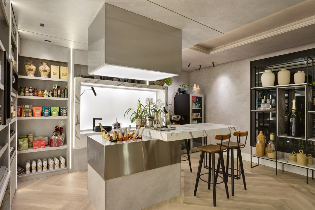 Rodrigo Garcia e Claudia Sovierzoski - Wine House. Ambiente que transmite sensações de requinte, elegância e conforto, num clima aconchegante e intimista. O espaço foi projetado com materiais nobres afim de criar uma atmosfera sofisticada e elegante. Elementos decorativos valorizam os vinhos, como obras de arte, objetos de design e acessórios para degustação, criando um espaço de adega completo e atraente. Rodrigo Garcia e Claudia Sovierzoski - Wine House. Ambiente que transmite sensações de requinte, elegância e conforto, num clima aconchegante e intimista. O espaço foi projetado com materiais nobres afim de criar uma atmosfera sofisticada e elegante. Elementos decorativos valorizam os vinhos, como obras de arte, objetos de design e acessórios para degustação, criando um espaço de adega completo e atraente.
