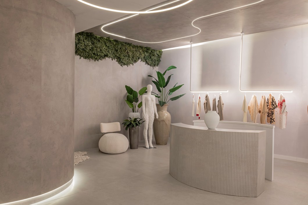 Shai Kelm e Amanda Lang - Espaço Moda. Cada detalhe do ambiente foi projetado para proporcionar uma experiência sinestésica única, estimulando os sentidos e criando uma conexão harmoniosa entre o homem e a natureza. O resgate de materiais naturais conecta ao todo, já que a própria natureza desenha o mundo. A proposta é experimentar uma atmosfera de paz e tranquilidade dentro de um ambiente comercial. Shai Kelm e Amanda Lang - Espaço Moda. Cada detalhe do ambiente foi projetado para proporcionar uma experiência sinestésica única, estimulando os sentidos e criando uma conexão harmoniosa entre o homem e a natureza. O resgate de materiais naturais conecta ao todo, já que a própria natureza desenha o mundo. A proposta é experimentar uma atmosfera de paz e tranquilidade dentro de um ambiente comercial.