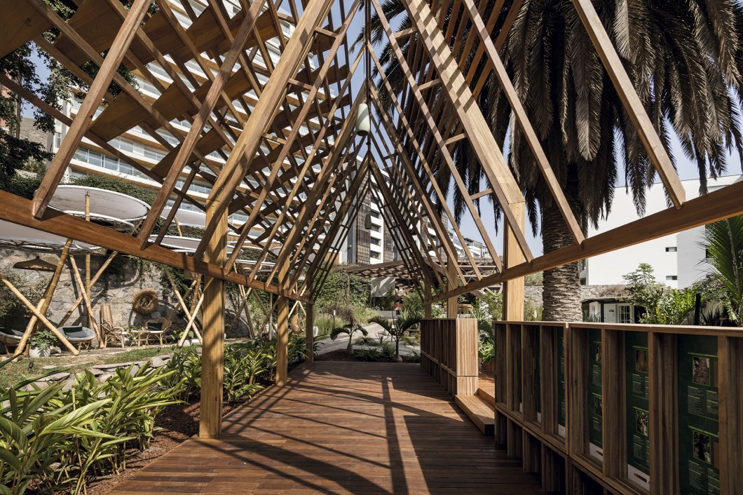 Vicca Verde - Terraza de Madera Sostenible. O terraço exibe uma grande diversidade de espécies amazônicas do Peru que cercam e se conectam com as florestas e seu manejo sustentável. A exposição enfatiza a importância de fazer compras responsáveis de produtos de madeira. O espaço utiliza madeira certificada FSC e produtos de engenharia que obedecem a rigorosos padrões internacionais de qualidade. Projeto realizado com o apoio do Serviço Nacional de Florestas e Fauna Bravia - SERFOR. Vicca Verde - Terraza de Madera Sostenible. O terraço exibe uma grande diversidade de espécies amazônicas do Peru que cercam e se conectam com as florestas e seu manejo sustentável. A exposição enfatiza a importância de fazer compras responsáveis de produtos de madeira. O espaço utiliza madeira certificada FSC e produtos de engenharia que obedecem a rigorosos padrões internacionais de qualidade. Projeto realizado com o apoio do Serviço Nacional de Florestas e Fauna Bravia - SERFOR.