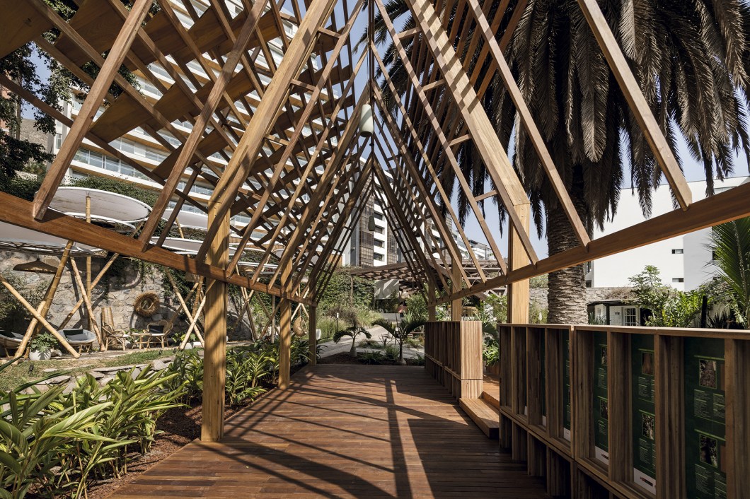 Vicca Verde - Terraza de Madera Sostenible. O terraço exibe uma grande diversidade de espécies amazônicas do Peru que cercam e se conectam com as florestas e seu manejo sustentável. A exposição enfatiza a importância de fazer compras responsáveis ​​de produtos de madeira. O espaço utiliza madeira certificada FSC e produtos de engenharia que obedecem a rigorosos padrões internacionais de qualidade. Projeto realizado com o apoio do Serviço Nacional de Florestas e Fauna Bravia - SERFOR.