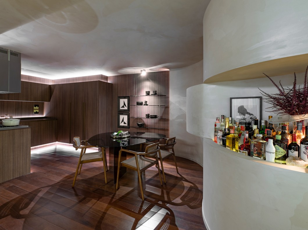 Ágata Cipriani - Cipriani Studio Arquitetura - Singular Loft. O Singular Loft traz uma reflexão sobre a relação do lar com o corpo humano como morada. E estabelece a pele como tecido de superfície que nos conecta com o mundo exterior, capaz de gerar sensações internas e externas. Assim, o conceito foi aplicado no espaço por meio dos formatos orgânicos que fazem alusão ao corpo humano, à pele, bem como às cores, imagens, materiais empregados, aromas e sons que afloram e estimulam os sentidos e instintos. Ágata Cipriani - Cipriani Studio Arquitetura - Singular Loft. O Singular Loft traz uma reflexão sobre a relação do lar com o corpo humano como morada. E estabelece a pele como tecido de superfície que nos conecta com o mundo exterior, capaz de gerar sensações internas e externas. Assim, o conceito foi aplicado no espaço por meio dos formatos orgânicos que fazem alusão ao corpo humano, à pele, bem como às cores, imagens, materiais empregados, aromas e sons que afloram e estimulam os sentidos e instintos.