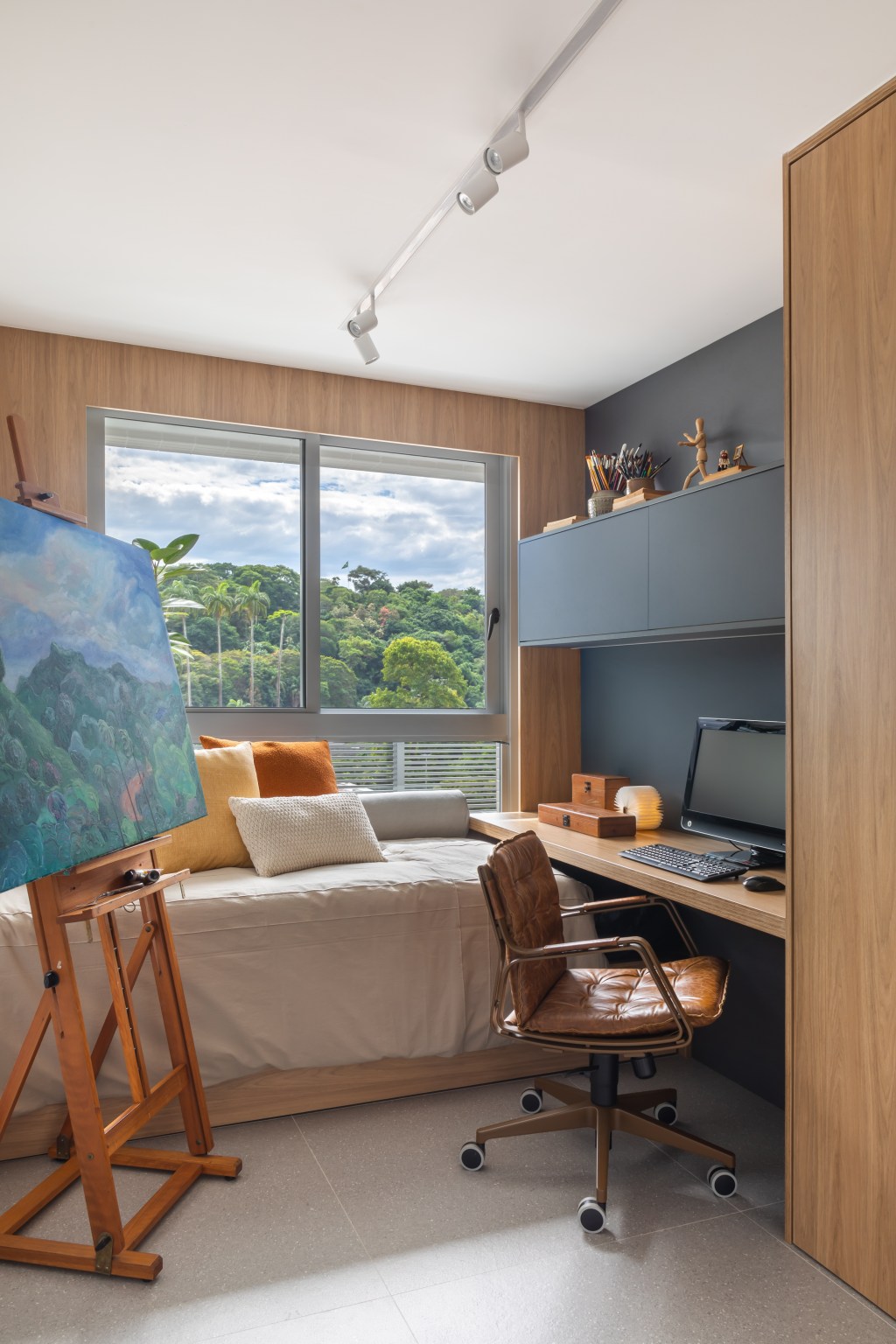 ape-82-m2-decor-japandi-toques-contemporaneos-fabiano-ravaglia-credito-luiza-schreier (22) Apê de 82 m² ganha décor japandi com toques contemporâneos. Projeto de Fabiano Ravaglia. Na foto, quarto de hóspedes e escritório com espaço para atelier de pintura.