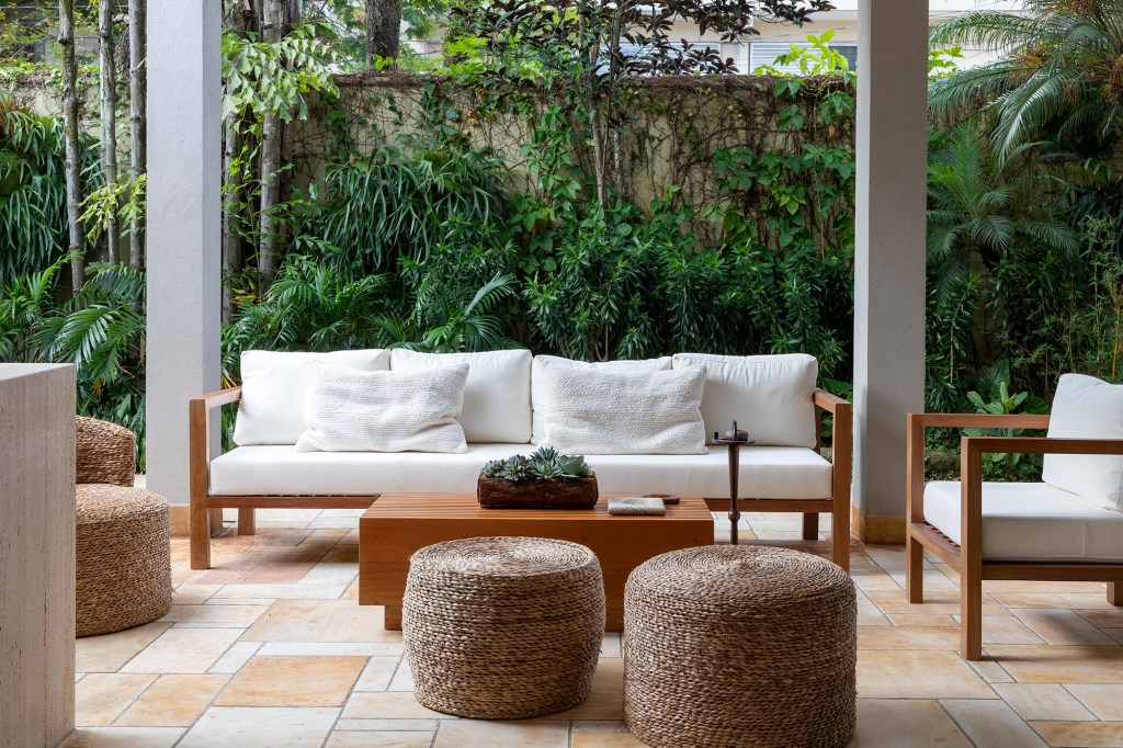 cacau-ribeiro-casa-charmosa-perfeita-vida-familia-cacau-ribeiro-credito-keniche-santos (19) Cacau Ribeiro assina casa charmosa perfeita para a vida em família. Na foto, varanda com poltronas e jardim.