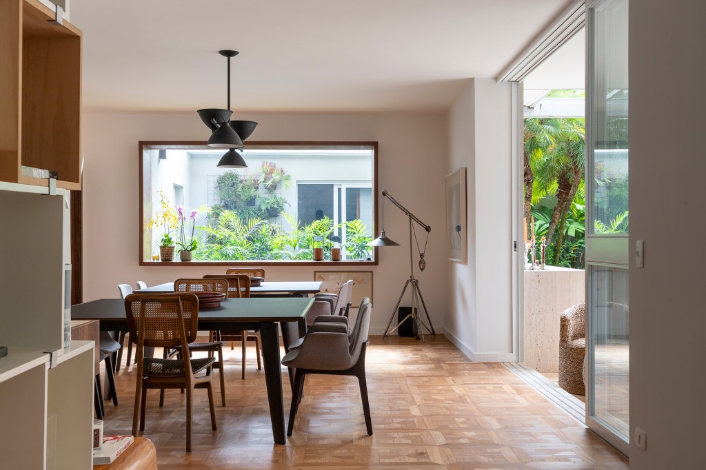 cacau-ribeiro-casa-charmosa-perfeita-vida-familia-cacau-ribeiro-credito-keniche-santos (21) Cacau Ribeiro assina casa charmosa perfeita para a vida em família. NA foto, sala de jantar com vista para o jardim.