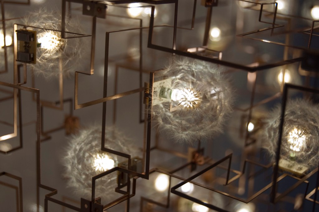 esculturas-que-semexem-instalacoes-luminosas-mostra-ccbb-sp (5) Esculturas que se mexem e instalações luminosas marcam mostra no CCBB SP