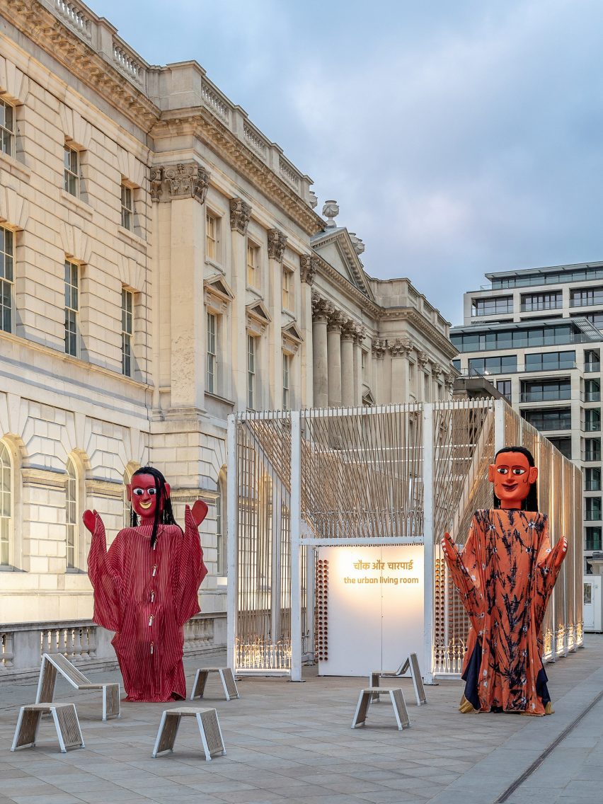 london-design-biennale-2023_dezeen_2364_col_2-852×1136 Chowk & Charpai: An Urban Living Room (Índia), por Archohm