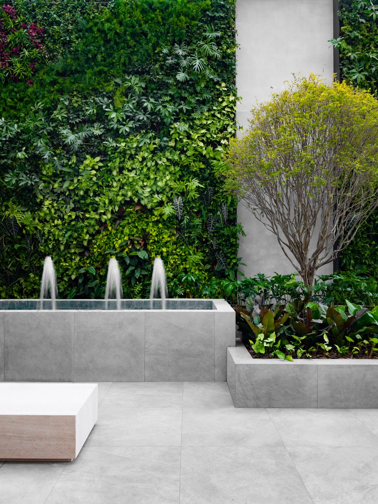 roberta-zimmermann-claudio-saladini-leticia-vieira-harmony-garden-repair-laundry-pet-care-casacor-santa-catarina-balneario-camboriu-credito-lio-simas Roberta Zimmermann, Cláudio Saladini e Letícia Vieira - Harmony Garden. Projeto da CASACOR Santa Catarina | Balneário Camboriú.