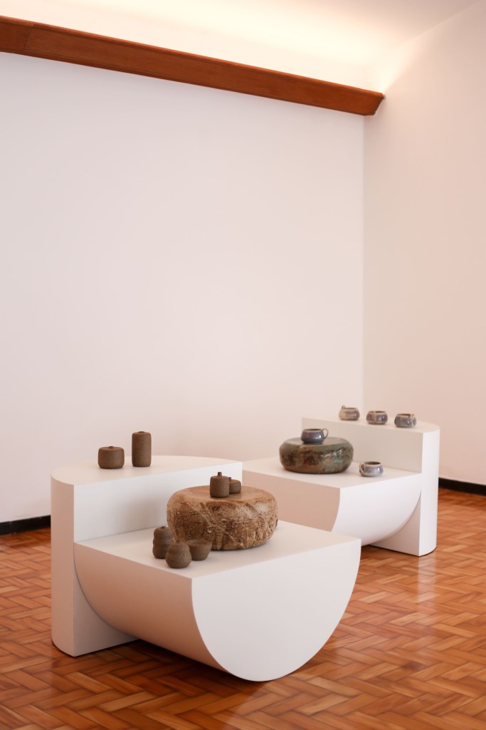 _19 _ EXPOGRAFIA_COM_OBJETOS_ESCULTORICOS_E_UTILITARIOS_O_ATELIE_DE_CERAMICA _ DIVULGACAO _ Ateliê, casa modernista, belo horizonte, arte, exposição, cerâmica