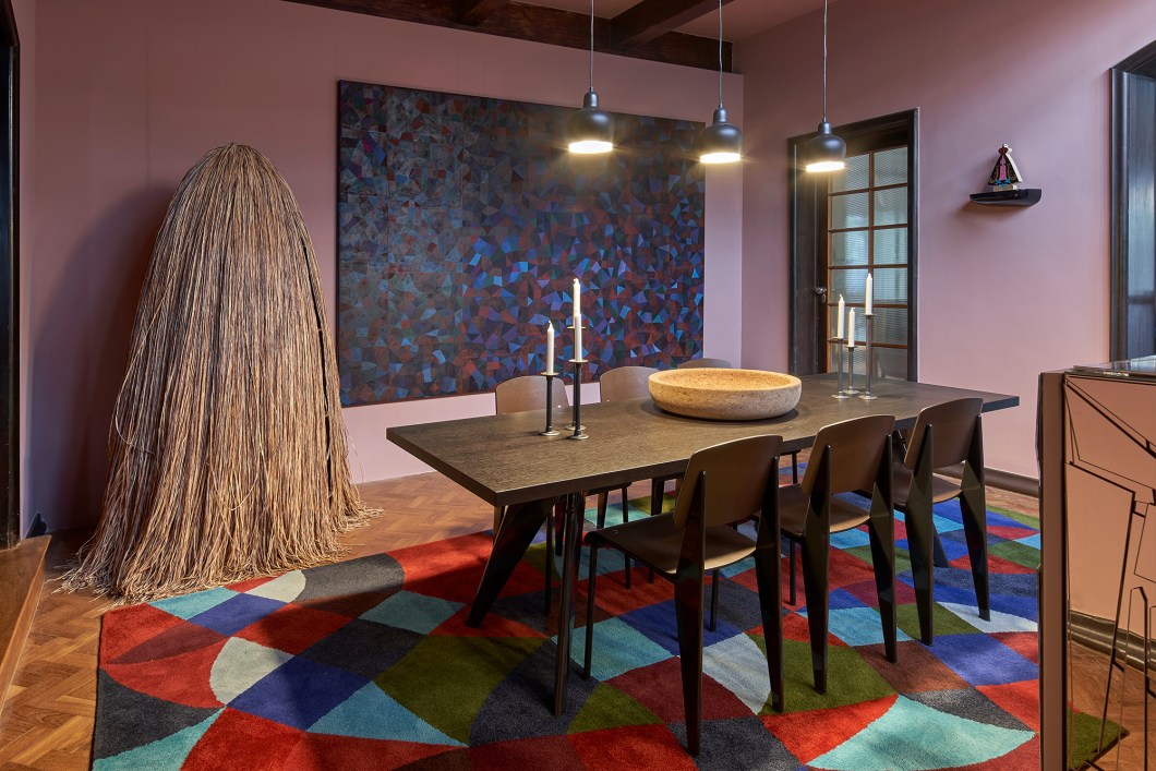 Beatriz Maranhão - Hall da Escada e Sala de Jantar. O rosa envolve tudo e cria uma atmosfera particular, destacando a precisão de uma cena em que o contemporâneo é imperativo. Ele está na mesa de jantar assinada por Jean Prouvé, na tela de André Burian, no tapete que repete a mesma configuração da obra de arte e em todos os detalhes que fazem desse ambiente um espaço único. Escada acima, a área de circulação segue a mesma leitura e destaca uma impactante luminária. Beatriz Maranhão - Hall da Escada e Sala de Jantar. O rosa envolve tudo e cria uma atmosfera particular, destacando a precisão de uma cena em que o contemporâneo é imperativo. Ele está na mesa de jantar assinada por Jean Prouvé, na tela de André Burian, no tapete que repete a mesma configuração da obra de arte e em todos os detalhes que fazem desse ambiente um espaço único. Escada acima, a área de circulação segue a mesma leitura e destaca uma impactante luminária.