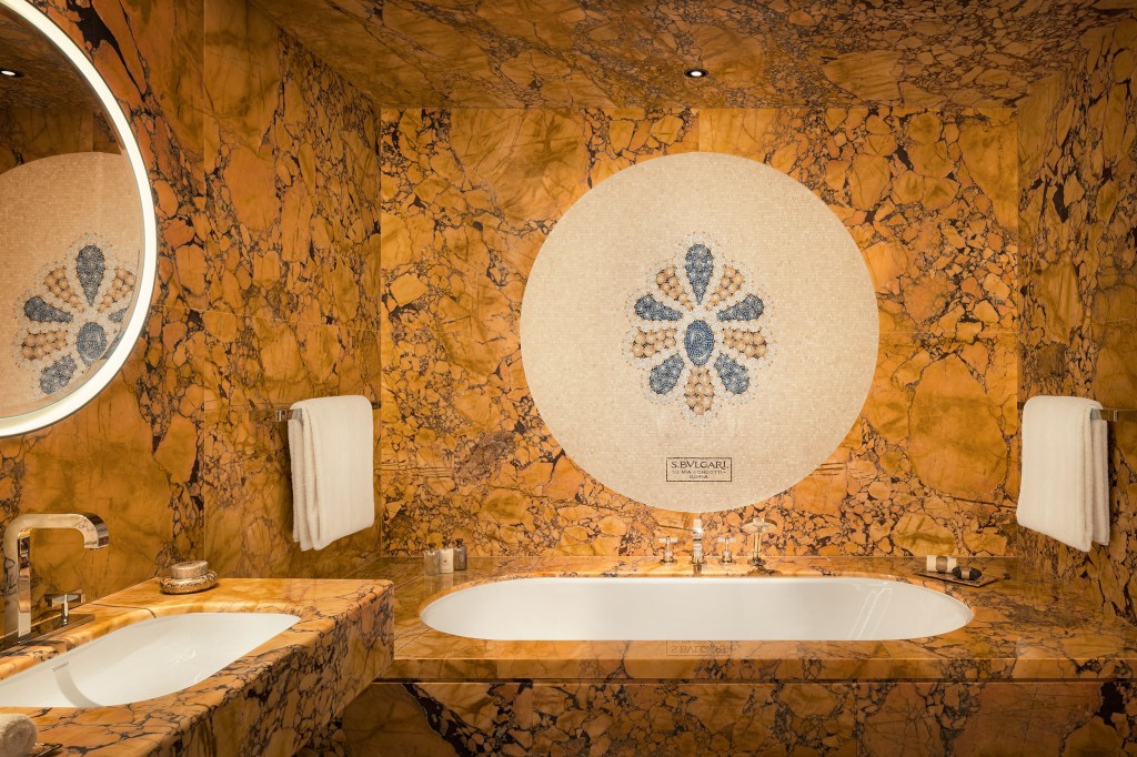 DELUXE-SUITE-BATHROOM–2- Por dentro do novo luxuoso Bulgari Hotel em Roma, Itália