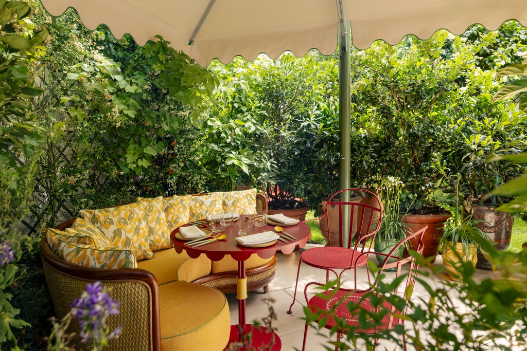 FAN_Golden-Poppy_terrasse_©Jérome-Galland Hotel em Paris ganha projeto maximalista assinado por Martin Brudnizki