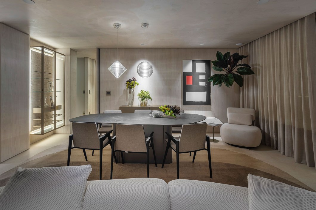 Gislene Lopes - Apartamento Casa Ferolla. O projeto apresenta linhas contemporâneas e limpas, com formas orgânicas inspiradas em detalhes do dia a dia. Sua paleta de cores claras cria uma sensação de calma, enquanto os revestimentos lisos e texturizados adicionam interesse visual. A sala ampla se conecta à cozinha e à varanda gourmet, com cômodos de apoio. O mobiliário segue as linhas elegantes e orgânicas. A suíte 01 mistura espontaneidade e charme, enquanto o escritório combina seriedade com conforto e modernidade. A suíte master evoca brandura e romantismo, oferecendo um refúgio relaxante após um dia cheio. Gislene Lopes - Apartamento Casa Ferolla. O projeto apresenta linhas contemporâneas e limpas, com formas orgânicas inspiradas em detalhes do dia a dia. Sua paleta de cores claras cria uma sensação de calma, enquanto os revestimentos lisos e texturizados adicionam interesse visual. A sala ampla se conecta à cozinha e à varanda gourmet, com cômodos de apoio. O mobiliário segue as linhas elegantes e orgânicas. A suíte 01 mistura espontaneidade e charme, enquanto o escritório combina seriedade com conforto e modernidade. A suíte master evoca brandura e romantismo, oferecendo um refúgio relaxante após um dia cheio.