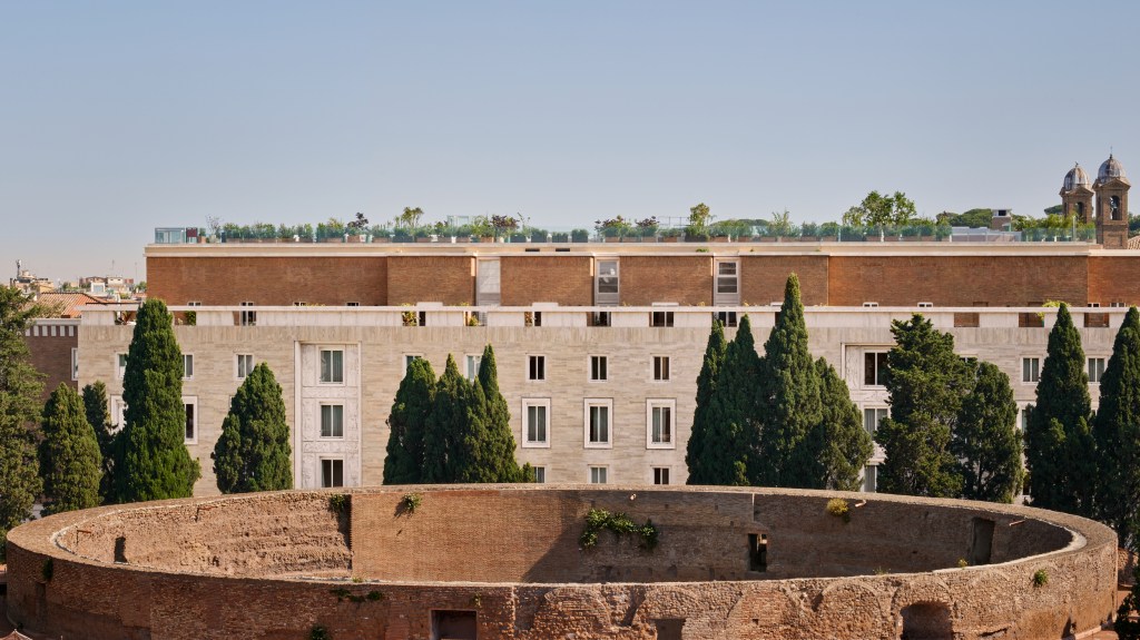 HOTEL-FACADE Por dentro do novo luxuoso Bulgari Hotel em Roma, Itália