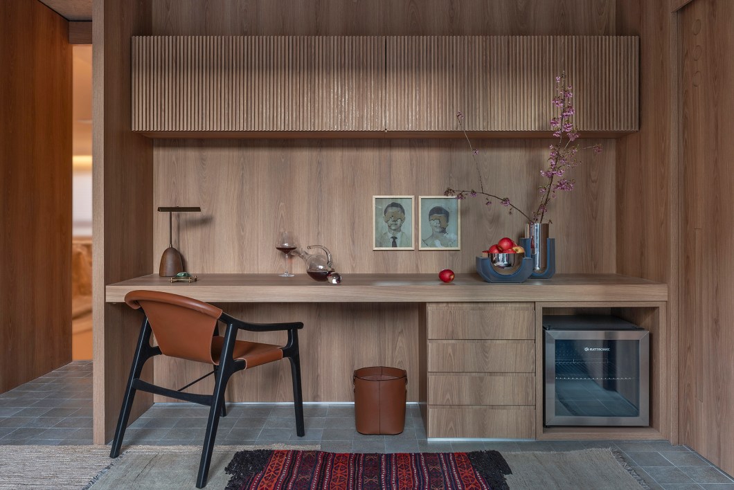Luciana Garcia - ÓCIO & OFÍCIO. O nome já dá pistas sobre o ambiente, que pode funcionar como um home-office, mas não se caracteriza somente com esse perfil. O conceito partiu da ideia de encontrar um canto da casa onde fosse possível pensar, refletir e, claro, trabalhar. Internamente ele é envelopado pela madeira, com piso de lajota e teto de cimento cru e a parte externa foi pensada para os momentos de pausa. Luciana Garcia - ÓCIO & OFÍCIO. O nome já dá pistas sobre o ambiente, que pode funcionar como um home-office, mas não se caracteriza somente com esse perfil. O conceito partiu da ideia de encontrar um canto da casa onde fosse possível pensar, refletir e, claro, trabalhar. Internamente ele é envelopado pela madeira, com piso de lajota e teto de cimento cru e a parte externa foi pensada para os momentos de pausa.