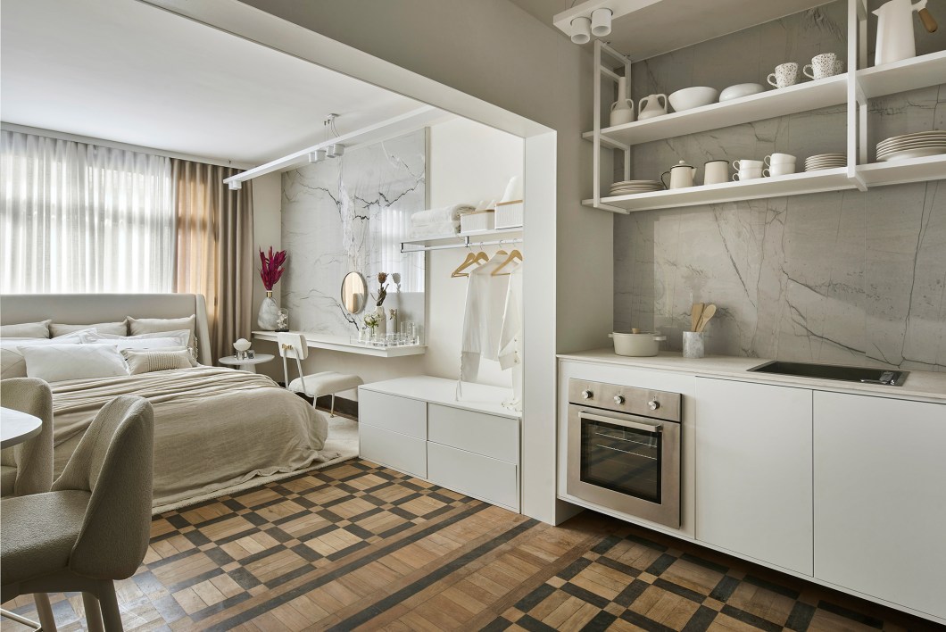 Maraú Design Studio - Refúgio Casa Lyz. O projeto do loft se baseia na integração harmoniosa de um quarto confortável, uma mini cozinha e uma pequena sala, oferecendo um espaço compacto, porém bem resolvido, que atende às necessidades essenciais de uma vida cômoda e confortável. Cada elemento do ambiente foi planejado para otimizar o uso do espaço disponível, adaptando-se às novas realidades dos espaços reduzidos. A tecnologia é uma aliada fundamental neste projeto, com recursos de automação que trazem praticidade e eficiência para o dia a dia dos moradores. Além disso, as bancadas livres e a funcionalidade inteligente desempenham papéis importantes na criação de um espaço leve e aconchegante ao mesmo tempo. Maraú Design Studio - Refúgio Casa Lyz. O projeto do loft se baseia na integração harmoniosa de um quarto confortável, uma mini cozinha e uma pequena sala, oferecendo um espaço compacto, porém bem resolvido, que atende às necessidades essenciais de uma vida cômoda e confortável. Cada elemento do ambiente foi planejado para otimizar o uso do espaço disponível, adaptando-se às novas realidades dos espaços reduzidos. A tecnologia é uma aliada fundamental neste projeto, com recursos de automação que trazem praticidade e eficiência para o dia a dia dos moradores. Além disso, as bancadas livres e a funcionalidade inteligente desempenham papéis importantes na criação de um espaço leve e aconchegante ao mesmo tempo.