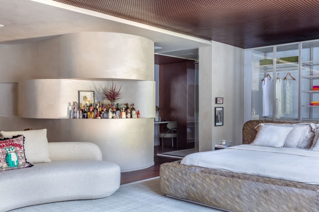 Loft de 80 m² aposta em mobiliário orgânico e cores sóbrias