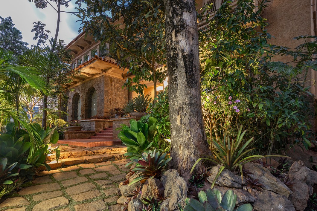 Nãna Guimarães e Pedro Moreno - Jardim Dulce Ferolla. Com uma atmosfera acolhedora, o jardim criado pelos paisagistas antecipa o tom nostálgico da visita ao casarão. Criado em homenagem à Dulce Ferolla, a matriarca da família que construiu e viveu na casa, o projeto convida o visitante a fazer uma breve pausa antes de imergir por sua beleza e apreciar a flora. Acompanhando a fachada do casarão, o jardim captura a essência das plantas nativas brasileiras, com ênfase especial nos preciosos ecossistemas da Mata Atlântica e do Cerrado, incluindo espécies ameaçadas. Preservando as plantas cultivadas por Dulce Ferolla, este espaço representa sua memória e legado botânico. Nãna Guimarães e Pedro Moreno - Jardim Dulce Ferolla. Com uma atmosfera acolhedora, o jardim criado pelos paisagistas antecipa o tom nostálgico da visita ao casarão. Criado em homenagem à Dulce Ferolla, a matriarca da família que construiu e viveu na casa, o projeto convida o visitante a fazer uma breve pausa antes de imergir por sua beleza e apreciar a flora. Acompanhando a fachada do casarão, o jardim captura a essência das plantas nativas brasileiras, com ênfase especial nos preciosos ecossistemas da Mata Atlântica e do Cerrado, incluindo espécies ameaçadas. Preservando as plantas cultivadas por Dulce Ferolla, este espaço representa sua memória e legado botânico.
