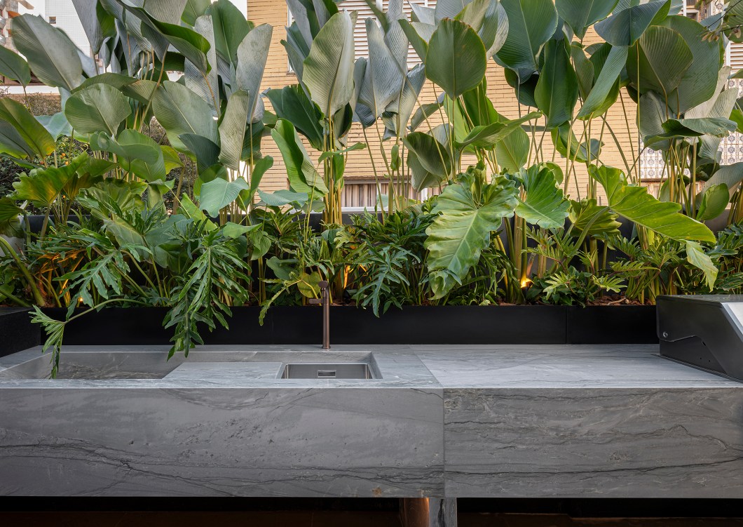 Paula Azevedo Arquitetura - Meu Terraço. Que tal um uso versátil para a área de serviço? Este projeto integra cozinha e lavanderia, utilizando iluminação aconchegante, materiais naturais e mobiliário assinado. Assim, transforma-se também em local para confraternizações. A proposta é mais minimalista, com boas sacadas, como a da adega e a do banheiro, que ganhou um ar mais descolado. Sofá e bancada de apoio completam a cena do lado de fora. Paula Azevedo Arquitetura - Meu Terraço. Que tal um uso versátil para a área de serviço? Este projeto integra cozinha e lavanderia, utilizando iluminação aconchegante, materiais naturais e mobiliário assinado. Assim, transforma-se também em local para confraternizações. A proposta é mais minimalista, com boas sacadas, como a da adega e a do banheiro, que ganhou um ar mais descolado. Sofá e bancada de apoio completam a cena do lado de fora.