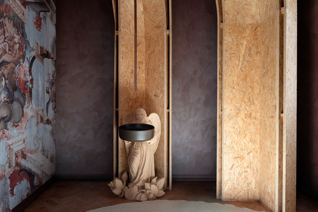 STUDIO126 ARQUITETURA (Evandro Melato e Pabrício Amaral) - Capela das Folhas. Capela é local de refúgio e de conexões entre o palpável e o intangível. Neste projeto, tudo remete a esse estado das coisas e da espiritualidade, sintonizando histórias, reparações e o divino a patamares ainda mais elevados. Do sincero sincretismo que a envolve, da intimidade com a natureza e suas forças de cura e cuidado, o ambiente lança mão de arquitetadas simbologias para se tornar, de fato, aquilo a que se destina. STUDIO126 ARQUITETURA (Evandro Melato e Pabrício Amaral) - Capela das Folhas. Capela é local de refúgio e de conexões entre o palpável e o intangível. Neste projeto, tudo remete a esse estado das coisas e da espiritualidade, sintonizando histórias, reparações e o divino a patamares ainda mais elevados. Do sincero sincretismo que a envolve, da intimidade com a natureza e suas forças de cura e cuidado, o ambiente lança mão de arquitetadas simbologias para se tornar, de fato, aquilo a que se destina.