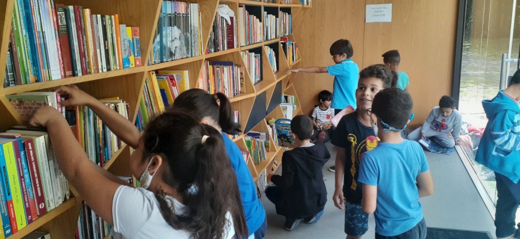 Caixa de Histórias de Gustavo Martins - Janelas CASACOR São Paulo 2020 que se tornou em uma Biblioteca na Vila Andrade.