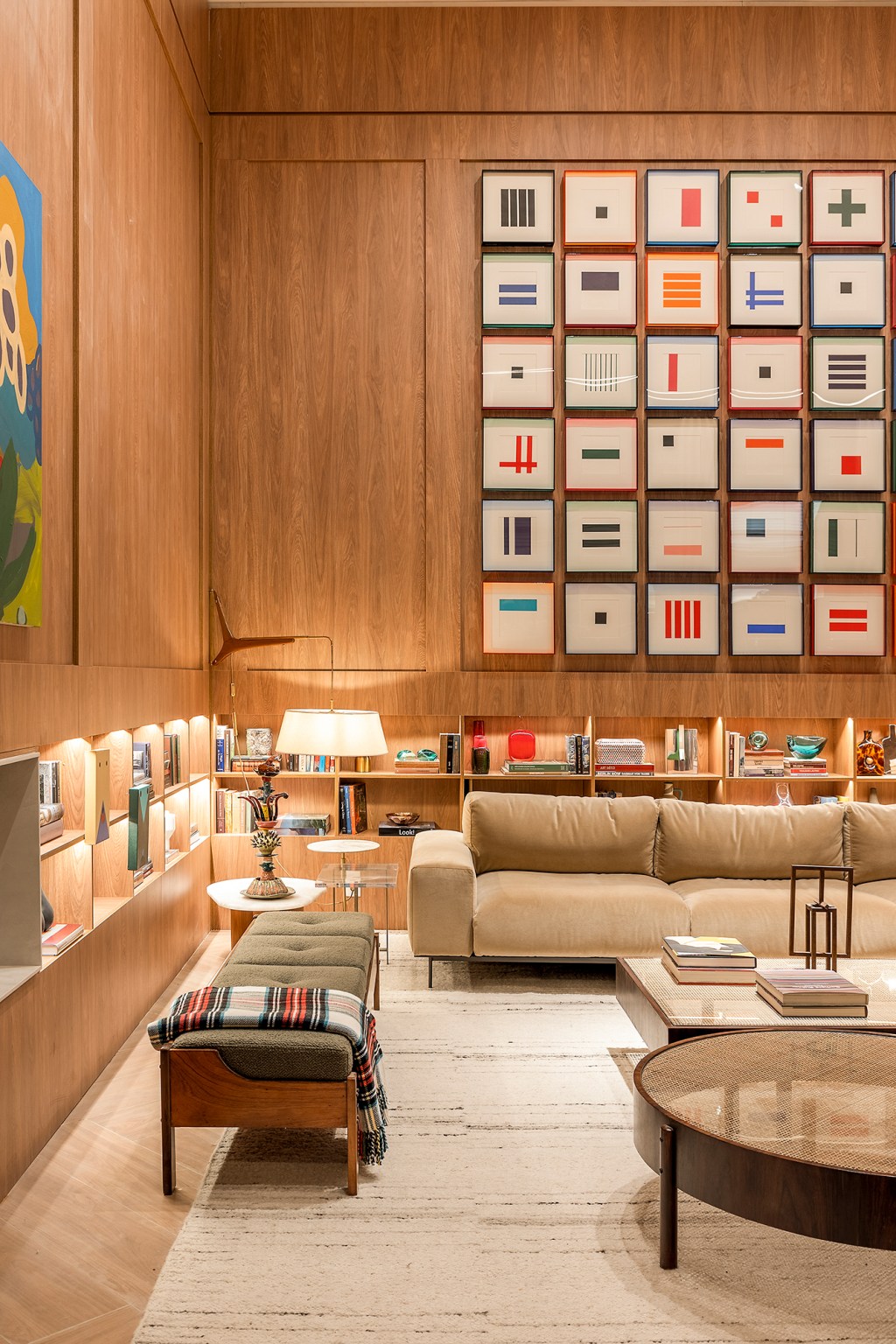 casacor-sp-paineis-amadeirados-conforto-aconchego-loft-270-m2-paola-ribeiro-credito-rafael-renzo (4) Painéis amadeirados criam conforto e aconchego neste loft de 270 m²