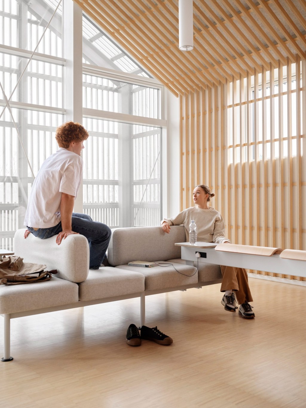 colab-pearson-lloyd-senator_dezeen_2364_col_11-scaled Pearson Lloyd projeta móveis de sala de aula para a Geração Z
