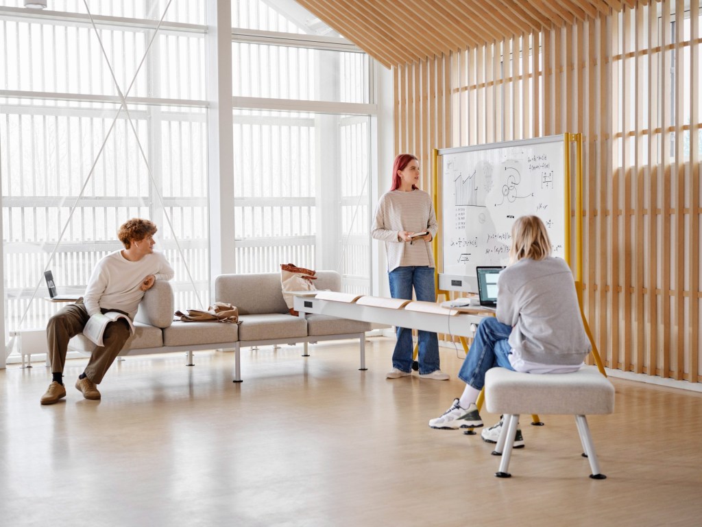 Pearson Lloyd projeta móveis de sala de aula para a Geração Z