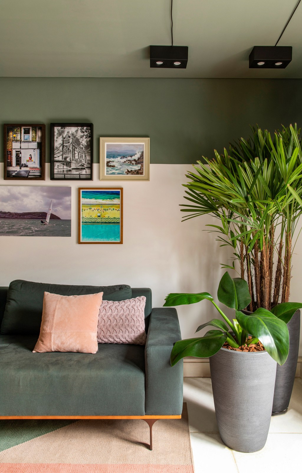 Degradê de tons de verde setoriza esta casa de vila em São Paulo. Projeto de Ricardo Abreu. Na foto, sala com parede verde, sofá e plantas.
