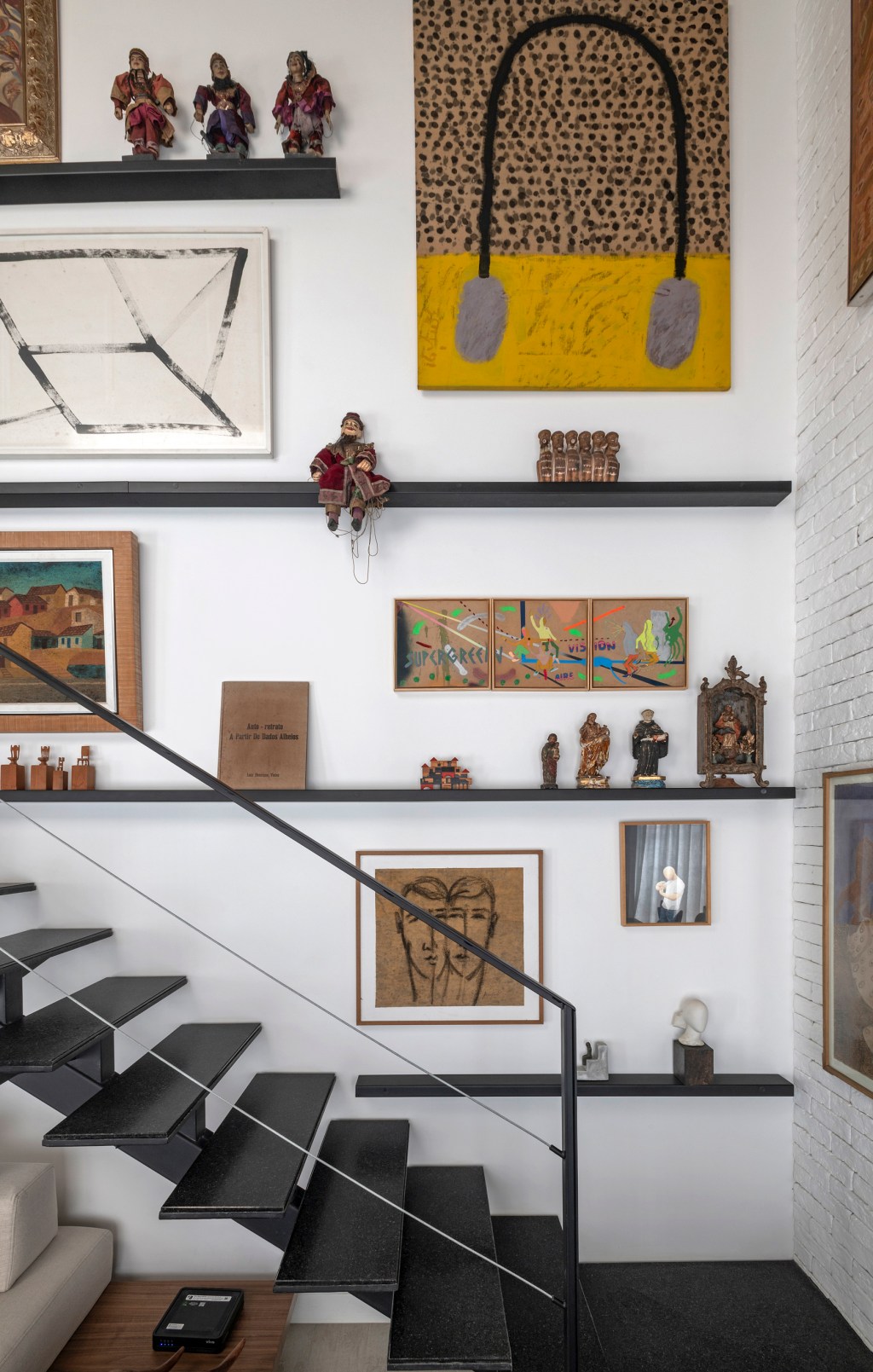 loft-64-m2-decor-industrial-colecao-arte-moradores-junior-piacesi-credito-estudio-ny18 (11) Loft de 64 m² ganha décor industrial e coleção de arte dos moradores. Projeto de Junior Piacesi. Na foto, escada com gallery wall na parede.