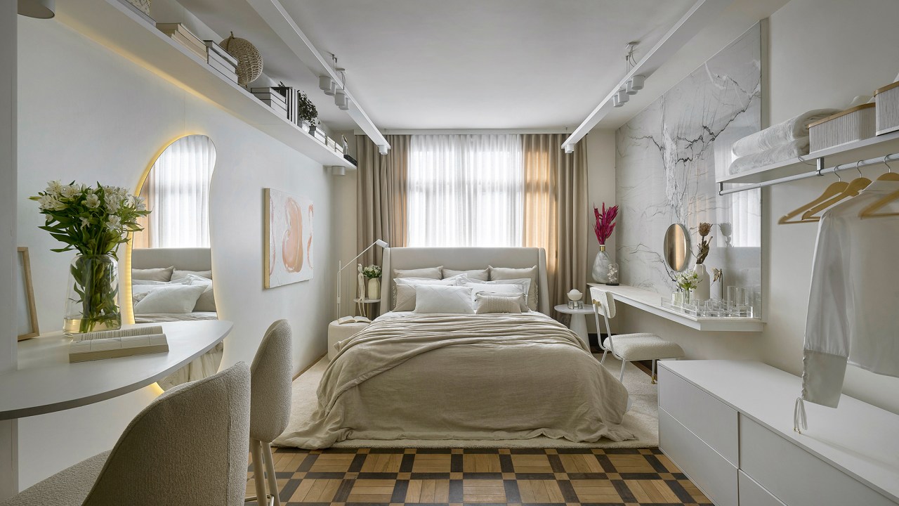 Maraú Design Studio - Refúgio Casa Lyz. Projeto da CASACOR Minas Gerais 2023. Na foto, quarto com cama de casal, piso de madeira e espelho orgânico.