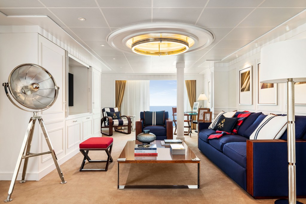 Suítes marítimas ganham décor luxuoso assinado por Ralph Lauren Home