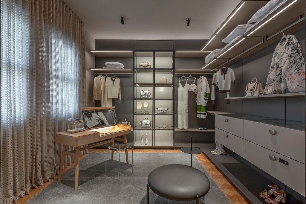 tania-salles-suite-master-closet-casacor-minas-gerais-2023-credito-daniel-mansur (2) Tânia Salles - Suíte Master e Closet. Projeto da CASACOR Minas Gerais 2023. Na foto, closet com penteadeira.