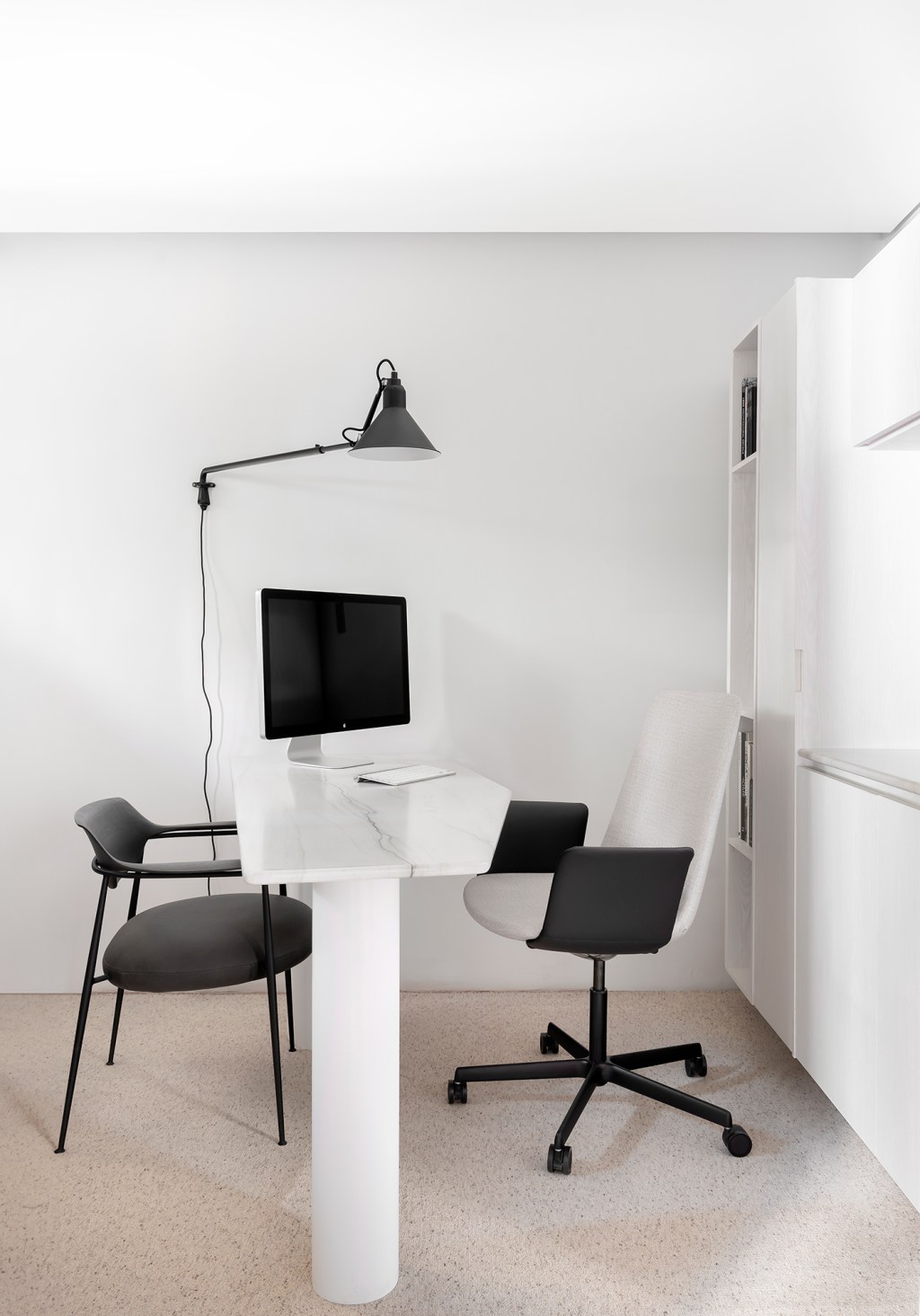 Túlio Henrique - Compact Office. Projeto da CASACOR Minas Gerais 2023. Na foto, escritório com móveis preto e branco, mesa e luminária,