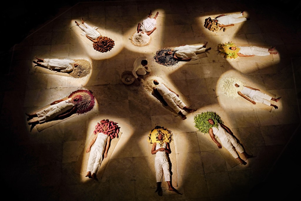 Ayrson Heráclito, História do Futuro – Baobá o capítulo da agromancia, 2015. Fotografia, 100 x 150 cm. Cortesia Paulo Darzé Ayrson Heráclito, História do Futuro - Baobá o capítulo da agromancia, 2015. Fotografia, 100 x 150 cm. Cortesia Paulo Darzé