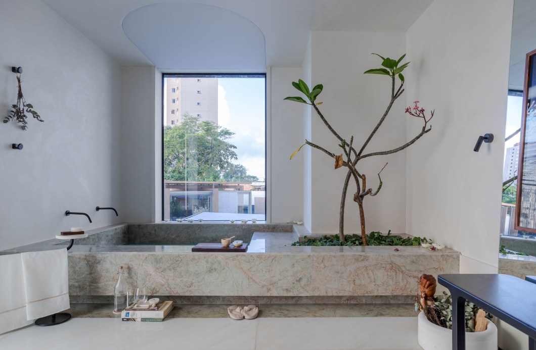Andrade & Shimmelpfeng - Sala de Banho - tempo para repouso, autocuidado e renovação. Num mundo marcado por incertezas e frustrações, o momento do banho pode ser o tempo sagrado para o indivíduo purificar o corpo e o espírito. Assim, o projeto traz para dentro de casa reminiscências do banho de cachoeira e de rio, remetendo a memória ao tempo de restauração do equilíbrio, de fugir da ducha automática. Andrade & Shimmelpfeng - Sala de Banho - tempo para repouso, autocuidado e renovação. Num mundo marcado por incertezas e frustrações, o momento do banho pode ser o tempo sagrado para o indivíduo purificar o corpo e o espírito. Assim, o projeto traz para dentro de casa reminiscências do banho de cachoeira e de rio, remetendo a memória ao tempo de restauração do equilíbrio, de fugir da ducha automática.