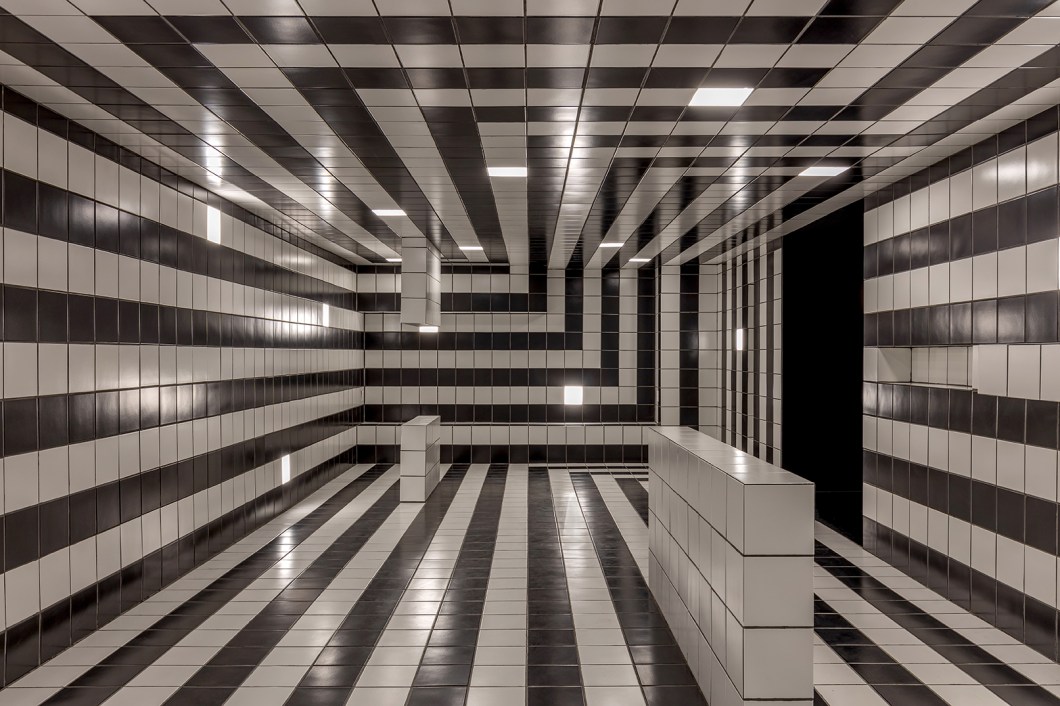 Bloco Arquitetos (Matheus Seco, Henrique Coutinho e Daniel Mangabeira) - Espaço São Geraldo 40 anos. Arte e arquitetura se juntam no projeto de 230 m² de Daniel Mangabeira, Henrique Coutinho e Matheus Seco da BLOCO Arquitetos em homenagem aos 40 anos de história da São Geraldo, em quatro ambientes que pretendem contar a história da empresa através de instalações artísticas. Os espaços estimulam os usuários a terem uma experiência sensorial interativa, com áreas expositivas que receberão atividades diversas e uma exposição que presta homenagem aos trabalhadores da empresa. Entre os materiais de destaque estão os revestimentos em piso parede e teto, e o tijolo cerâmico. Bloco Arquitetos (Matheus Seco, Henrique Coutinho e Daniel Mangabeira) - Espaço São Geraldo 40 anos. Arte e arquitetura se juntam no projeto de 230 m² de Daniel Mangabeira, Henrique Coutinho e Matheus Seco da BLOCO Arquitetos em homenagem aos 40 anos de história da São Geraldo, em quatro ambientes que pretendem contar a história da empresa através de instalações artísticas. Os espaços estimulam os usuários a terem uma experiência sensorial interativa, com áreas expositivas que receberão atividades diversas e uma exposição que presta homenagem aos trabalhadores da empresa. Entre os materiais de destaque estão os revestimentos em piso parede e teto, e o tijolo cerâmico.