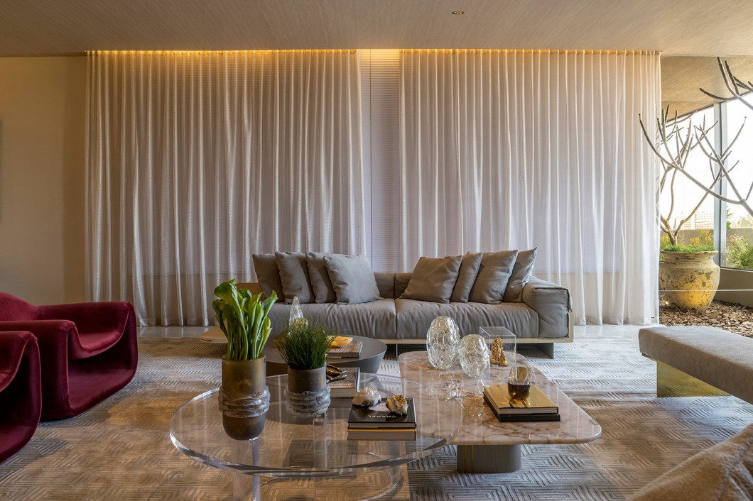 Daniele Franco - Loft Casablanca. Projeto da CASACOR Brasília 2023. Concebido por Daniele Franco para trazer leveza, fluidez e aconchego à morada, o ambiente de 140m² se propõe a refletir a desejada calmaria do momento pós-pandemia. O mobiliário disponível conta com peças de design clean e levemente arredondadas, que misturam o contemporâneo e o clássico em um só local, marca registrada da arquiteta. Um dos destaques do projeto são os papéis de parede exclusivos que atuam como revestimento em si. Entre eles, há um feito da própria madrepérola. Daniele Franco - Loft Casablanca. Projeto da CASACOR Brasília 2023. Concebido por Daniele Franco para trazer leveza, fluidez e aconchego à morada, o ambiente de 140m² se propõe a refletir a desejada calmaria do momento pós-pandemia. O mobiliário disponível conta com peças de design clean e levemente arredondadas, que misturam o contemporâneo e o clássico em um só local, marca registrada da arquiteta. Um dos destaques do projeto são os papéis de parede exclusivos que atuam como revestimento em si. Entre eles, há um feito da própria madrepérola.