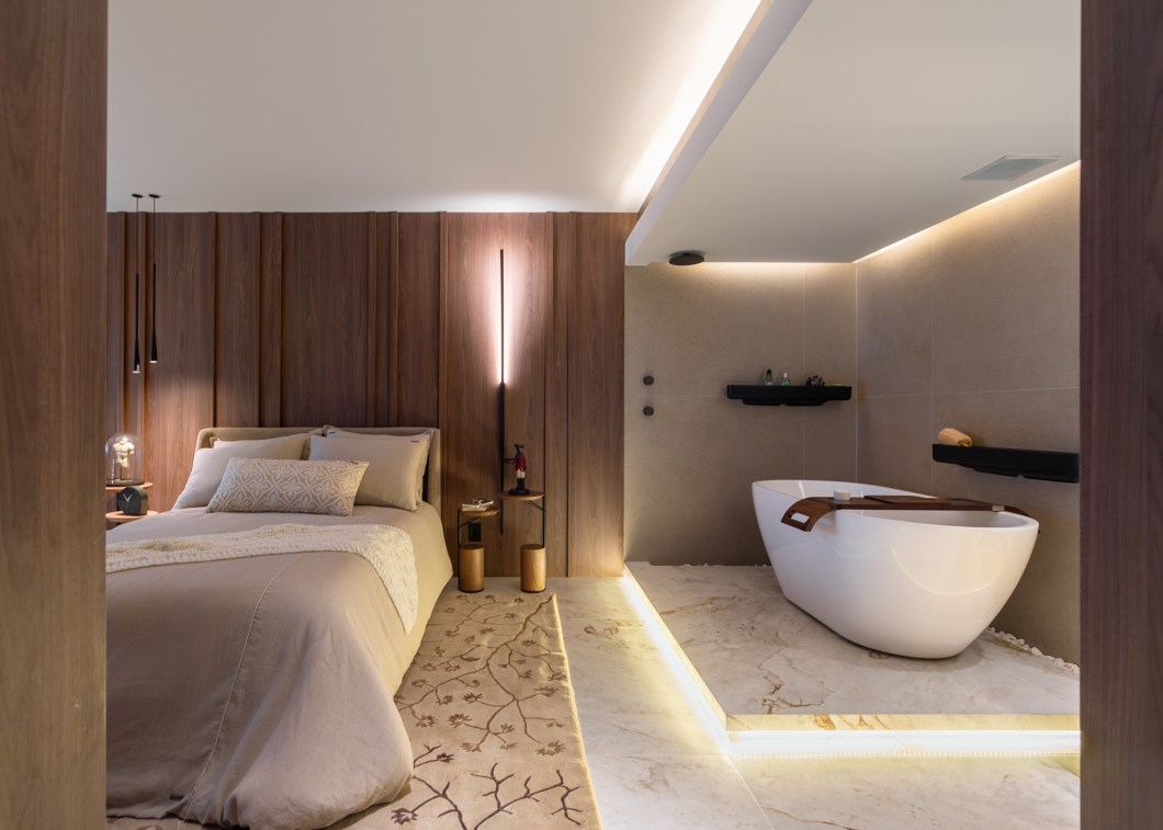 Erika Listo - Suíte Bem Viver. A suíte é um oásis de 23 m² repleto de intimismo e acolhimento. Pensado para trazer descanso e relaxamento, o espaço conta ainda com banheira de imersão. É tudo que o corpo e a mente precisam para se recuperarem das demandas diárias. O conceito de minimalismo foi recriado ao apresentar um ambiente que se opõe à tradicional frieza e rigidez do estilo. Para isso, materiais e texturas foram utilizados de forma criteriosa. Erika Listo - Suíte Bem Viver. A suíte é um oásis de 23 m² repleto de intimismo e acolhimento. Pensado para trazer descanso e relaxamento, o espaço conta ainda com banheira de imersão. É tudo que o corpo e a mente precisam para se recuperarem das demandas diárias. O conceito de minimalismo foi recriado ao apresentar um ambiente que se opõe à tradicional frieza e rigidez do estilo. Para isso, materiais e texturas foram utilizados de forma criteriosa.