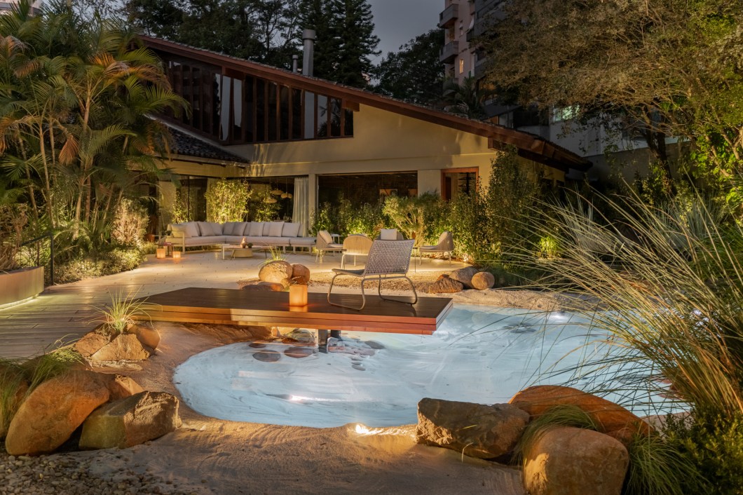 Fernando Thunm - Pool Garden Hidrotec. O conceito criado neste ambiente de 400 m2 cria uma atmosfera de praia na piscina de uma casa. O projeto convida o visitante a fazer uma viagem por um paraíso tropical com vegetação abundante. Interligado por caminhos curvos e sinuosos que emolduram o ponto principal do jardim: a piscina natural, com 80m² de areias brancas e pedras cuidadosamente localizadas que formam uma grande cascata, produzindo um relaxante som para todos que circulam por ali. Fernando Thunm - Pool Garden Hidrotec. O conceito criado neste ambiente de 400 m2 cria uma atmosfera de praia na piscina de uma casa. O projeto convida o visitante a fazer uma viagem por um paraíso tropical com vegetação abundante. Interligado por caminhos curvos e sinuosos que emolduram o ponto principal do jardim: a piscina natural, com 80m² de areias brancas e pedras cuidadosamente localizadas que formam uma grande cascata, produzindo um relaxante som para todos que circulam por ali.