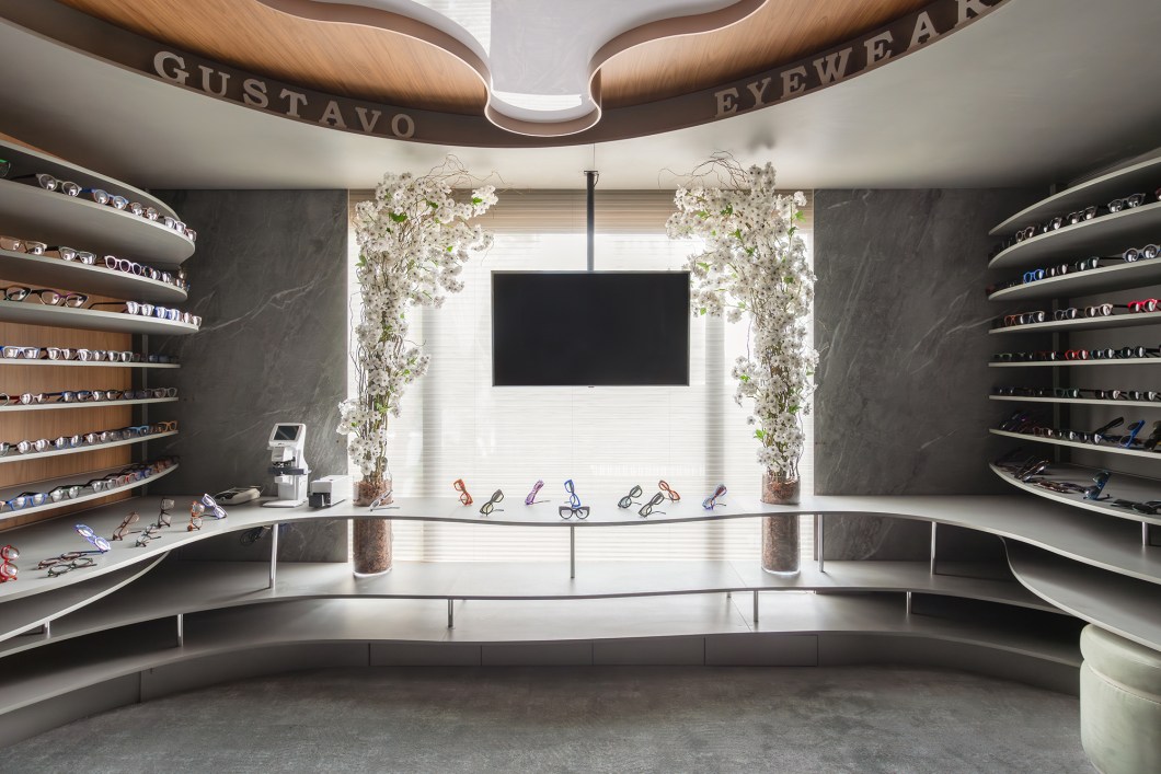 Juliana Moura Arquitetura - Loja de Óculos Design. Os visitantes encontrarão um espaço monocromático e repleto de fluidez, composto com uma sequência de linhas curvas côncavas e convexas cuja sinuosidade fornece liberdade para as pessoas circularem e apreciarem o design exclusivo dos produtos expostos. Os 30 m² do ambiente levam em consideração o fluxo da vida, tanto no corpo humano quanto na mente, que acontece naturalmente. Juliana Moura Arquitetura - Loja de Óculos Design. Os visitantes encontrarão um espaço monocromático e repleto de fluidez, composto com uma sequência de linhas curvas côncavas e convexas cuja sinuosidade fornece liberdade para as pessoas circularem e apreciarem o design exclusivo dos produtos expostos. Os 30 m² do ambiente levam em consideração o fluxo da vida, tanto no corpo humano quanto na mente, que acontece naturalmente.