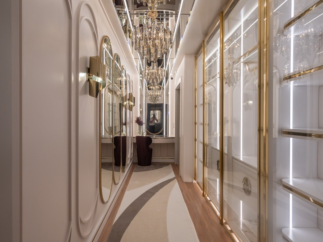 Larissa Ienerich Arquitetura - Closet Do Casal. <span>O closet do casal é um espaço que traz a ideia de que moramos em nós mesmos, que é ali que encontraremos a verdadeira essência da felicidade e realização plena. O ambiente valoriza a autenticidade com aplicação de pontos de cor pensados estrategicamente. O corpo, refletido nos múltiplos espelhos do local, também pode ser lembrado nas formas orgânicas do projeto e nas texturas aveludadas acrescentadas às pedras naturais. O ambiente convida os moradores a se reconectarem consigo mesmos em um momento íntimo.</span> Larissa Ienerich Arquitetura - Closet Do Casal. <span>O closet do casal é um espaço que traz a ideia de que moramos em nós mesmos, que é ali que encontraremos a verdadeira essência da felicidade e realização plena. O ambiente valoriza a autenticidade com aplicação de pontos de cor pensados estrategicamente. O corpo, refletido nos múltiplos espelhos do local, também pode ser lembrado nas formas orgânicas do projeto e nas texturas aveludadas acrescentadas às pedras naturais. O ambiente convida os moradores a se reconectarem consigo mesmos em um momento íntimo.</span>