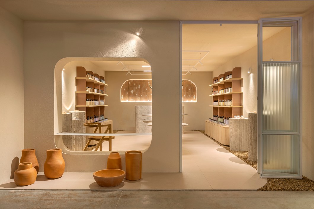 Lez Arquitetura (Gabriella Chiarelli e Mariana Bastos) - Casa Ápo. O ambiente de 24 m² projetado pela Lez Arquitetura oferece uma experiência única, em que a essência dos aromas é o elemento central, complementado por uma estética minimalista e acolhedora. Linhas limpas e fluidas guiam os olhos do visitante, enquanto a paleta de cores neutras com tons naturais, confere serenidade e sofisticação. Destaque para a enorme mesa orgânica usada como expositor central, que é apoiada em uma estrutura metálica sobre o piso, e o painel de ladrilhos desenhado especialmente para o espaço. Lez Arquitetura (Gabriella Chiarelli e Mariana Bastos) - Casa Ápo. O ambiente de 24 m² projetado pela Lez Arquitetura oferece uma experiência única, em que a essência dos aromas é o elemento central, complementado por uma estética minimalista e acolhedora. Linhas limpas e fluidas guiam os olhos do visitante, enquanto a paleta de cores neutras com tons naturais, confere serenidade e sofisticação. Destaque para a enorme mesa orgânica usada como expositor central, que é apoiada em uma estrutura metálica sobre o piso, e o painel de ladrilhos desenhado especialmente para o espaço.