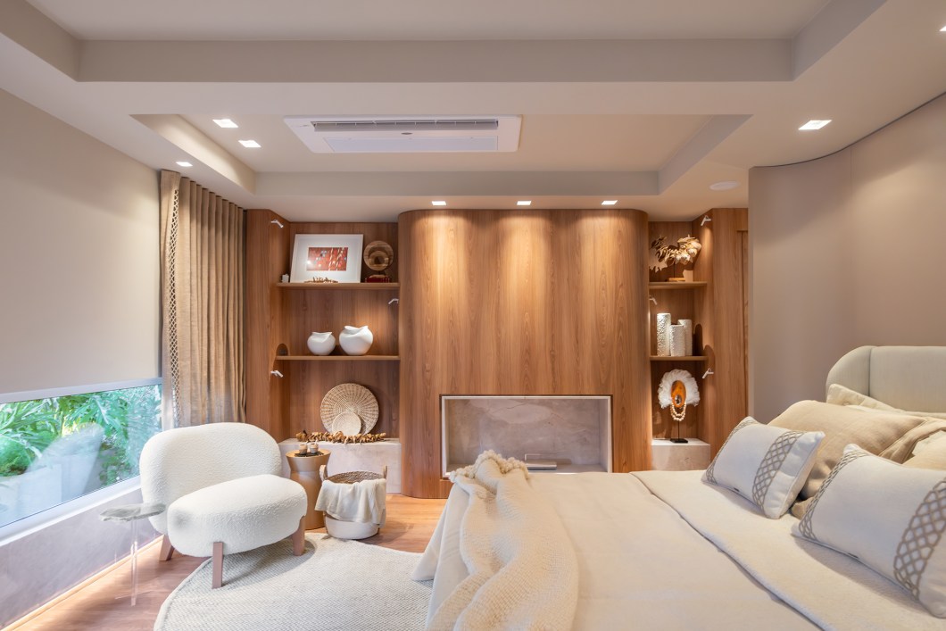 Lino Arquitetura - Espaço Abbraccio. A suíte é um espaço de relaxamento e autocuidado, tornando-se um ambiente muito especial. Para trazer aconchego, foram escolhidas linhas curvas e formas orgânicas que remetem ao corpo humano – nossa primeira morada. O espaço também é repleto de exclusividade, com suas principais peças desenhadas pelo escritório. Lino Arquitetura - Espaço Abbraccio. A suíte é um espaço de relaxamento e autocuidado, tornando-se um ambiente muito especial. Para trazer aconchego, foram escolhidas linhas curvas e formas orgânicas que remetem ao corpo humano – nossa primeira morada. O espaço também é repleto de exclusividade, com suas principais peças desenhadas pelo escritório.