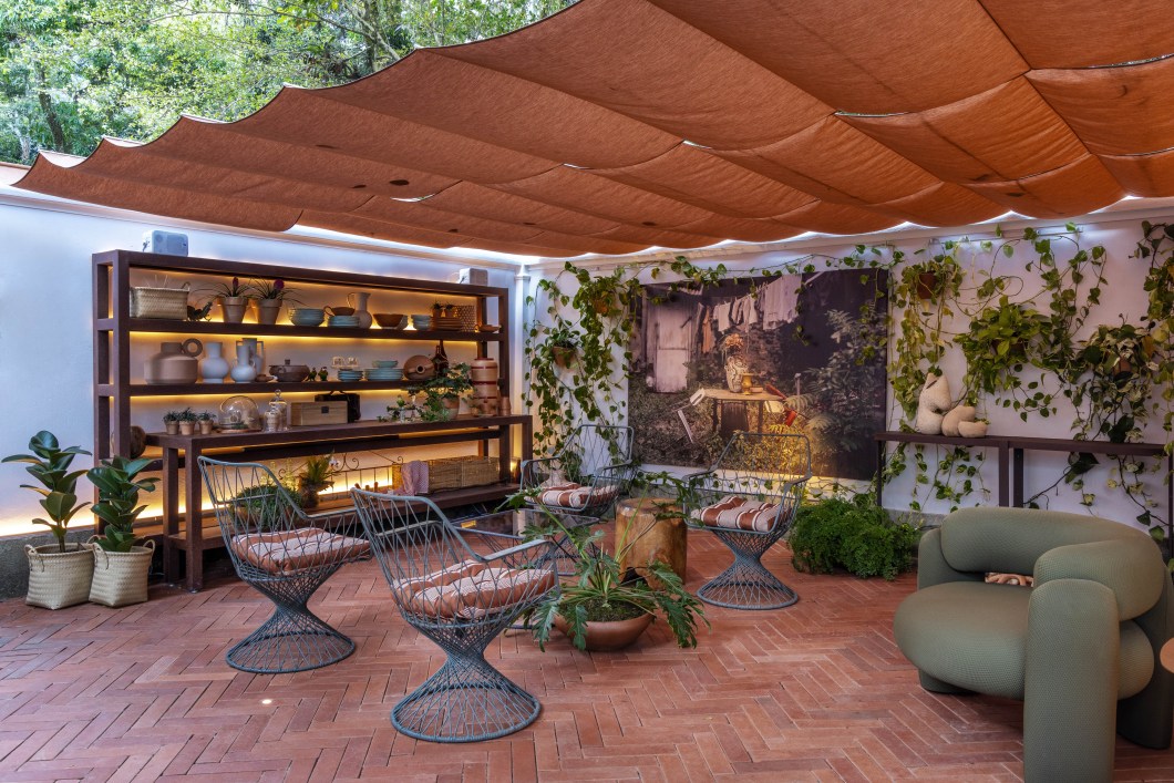 Marcela Martins - Restaurante Terraza e Loja Cooking to go. Um quintal a céu aberto, no melhor estilo “casa da vó”, mas com um toque de terrazzo italiano. Um espaço para sentar, conversar, comer algum petisco comprado na lojinha do Cooking to Go (ali ao lado) ou um drink com os amigos ao final da visitação. O décor criado pela arquiteta Marcela Martins é contemporâneo e conta com móveis em formatos orgânicos e uma paleta de tons terrosos e verdes. O azul também aparece nos vasos de grandes dimensões que trazem um pouquinho do jardim para esse recanto da Residência. Marcela Martins - Restaurante Terraza e Loja Cooking to go. Um quintal a céu aberto, no melhor estilo “casa da vó”, mas com um toque de terrazzo italiano. Um espaço para sentar, conversar, comer algum petisco comprado na lojinha do Cooking to Go (ali ao lado) ou um drink com os amigos ao final da visitação. O décor criado pela arquiteta Marcela Martins é contemporâneo e conta com móveis em formatos orgânicos e uma paleta de tons terrosos e verdes. O azul também aparece nos vasos de grandes dimensões que trazem um pouquinho do jardim para esse recanto da Residência.