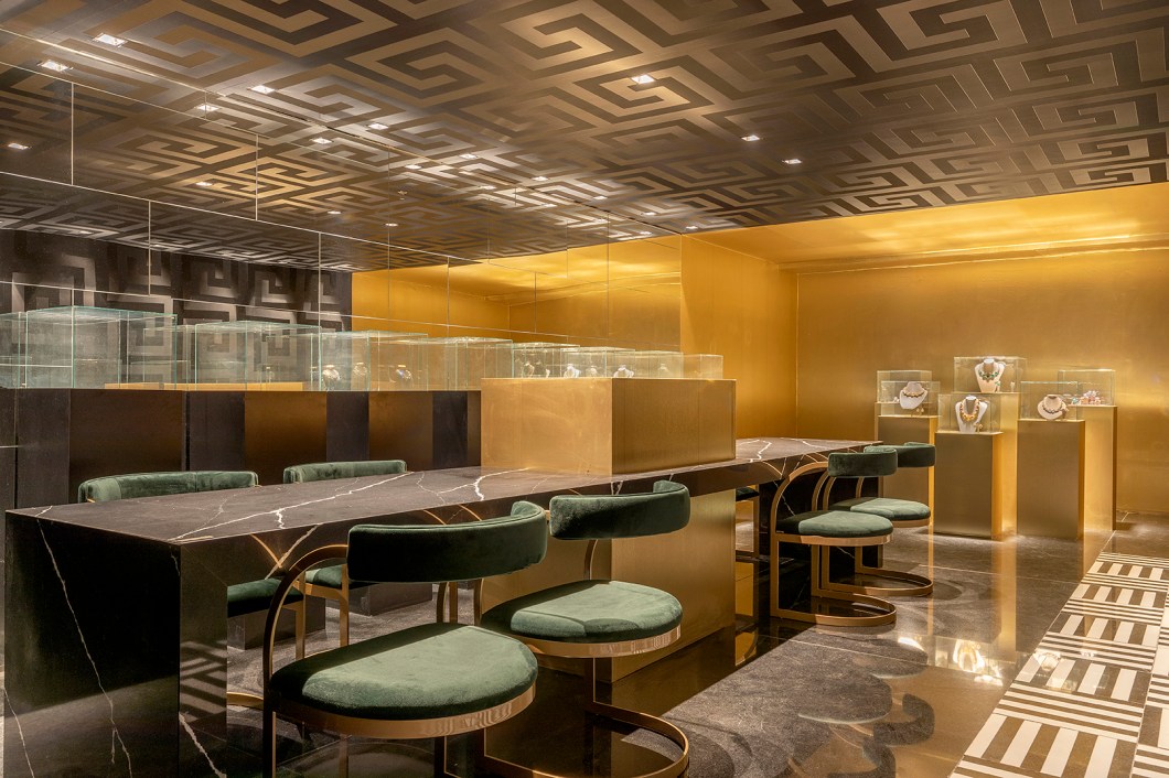 Mariana Zuhause (Studio MZ) - Joalheria. Com 41 m², o espaço criado por Mariana Zuhause é inspirado nas galerias. Com iluminação sutil para realçar a beleza das joias e permitir que cada peça brilhe como uma obra de arte. O ambiente mistura contemporaneidade e estilo clássico por meio da presença de mármore, revestimentos dourados e formas geométricas encontradas nos espelhos e nos papéis de parede. Destaque para o mosaico em mármore feito exclusivamente para o ambiente, para o papel de parede assinado pela Versace e para a bancada feita em silestone. Mariana Zuhause (Studio MZ) - Joalheria. Com 41 m², o espaço criado por Mariana Zuhause é inspirado nas galerias. Com iluminação sutil para realçar a beleza das joias e permitir que cada peça brilhe como uma obra de arte. O ambiente mistura contemporaneidade e estilo clássico por meio da presença de mármore, revestimentos dourados e formas geométricas encontradas nos espelhos e nos papéis de parede. Destaque para o mosaico em mármore feito exclusivamente para o ambiente, para o papel de parede assinado pela Versace e para a bancada feita em silestone.