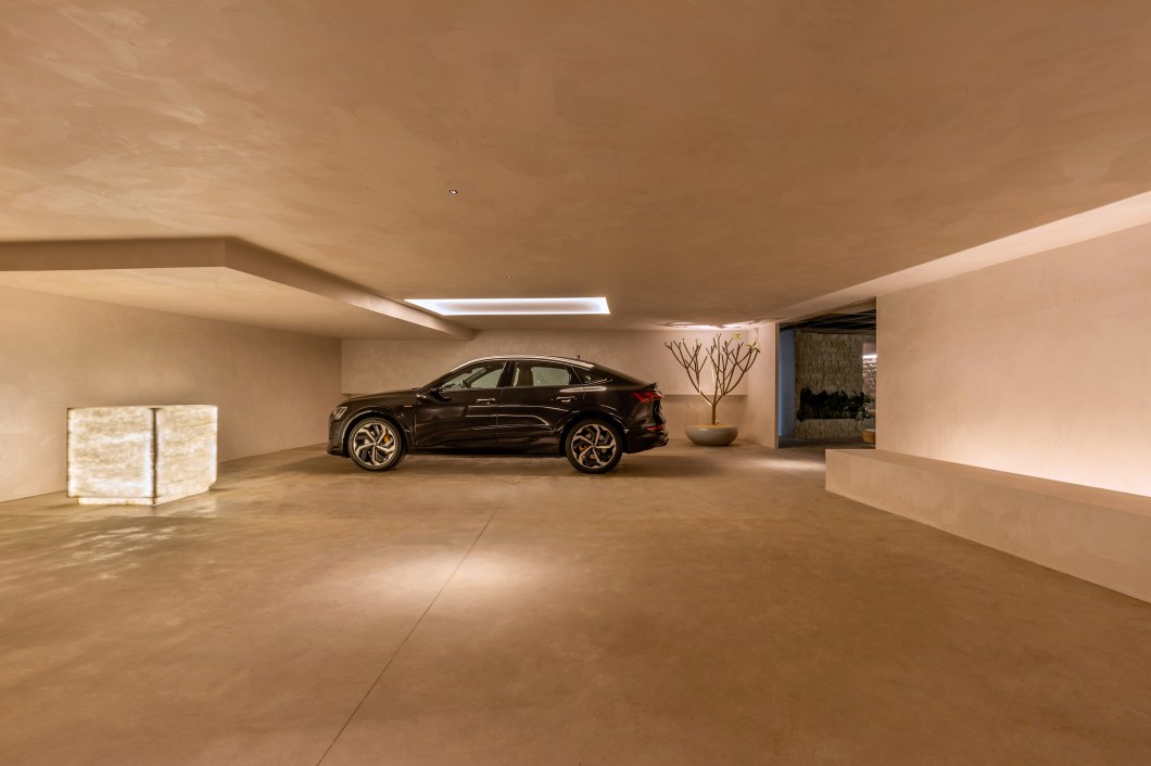 Miguel Gustavo - Car Spot. A proposta é ser um ambiente minimalista em que o foco é o carro elétrico a ser lançado no Brasil pela Audi. A volumetria e a luz são usadas para causar impacto e trazer um ar de sofisticação ao projeto. Entre os principais diferenciais do projeto de Miguel Gustavo montado em 135 m² estão o jogo de volumes, as cores claras e a luz, que, juntos, formam um conjunto harmônico. Gesso e tinta são os materiais utilizados no ambiente. Miguel Gustavo - Car Spot. A proposta é ser um ambiente minimalista em que o foco é o carro elétrico a ser lançado no Brasil pela Audi. A volumetria e a luz são usadas para causar impacto e trazer um ar de sofisticação ao projeto. Entre os principais diferenciais do projeto de Miguel Gustavo montado em 135 m² estão o jogo de volumes, as cores claras e a luz, que, juntos, formam um conjunto harmônico. Gesso e tinta são os materiais utilizados no ambiente.