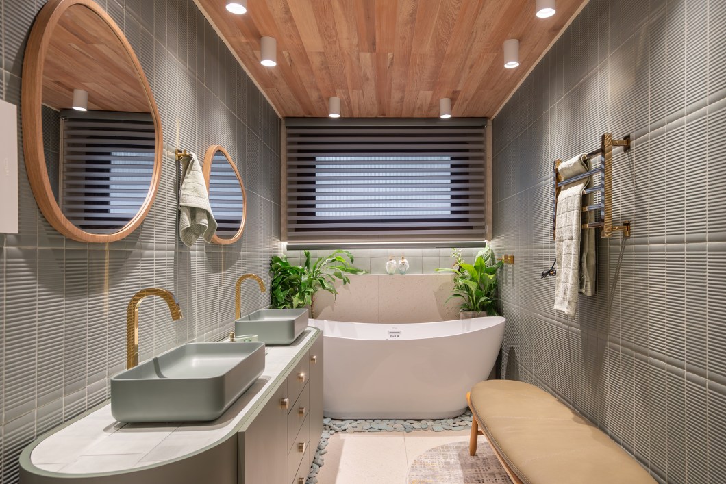Milene Stefânia - Banheiro Nature. Foi com base no biofilismo, conceito arquitetônico que consiste em criar ambientes saudáveis e em conexão com a natureza, que a arquiteta criou um espaço que proporciona o cuidado do corpo e da mente, trazendo a reconexão consigo mesmo como maior objetivo. Nele, tudo é pensado com base na essência da vida. Tons de verde remetem à vegetação, os metais dourados aos raios do sol, os seixos lembram os rios e o futurístico teto vinílico traz aconchego e calor para os 8 m² do espaço. Milene Stefânia - Banheiro Nature. Foi com base no biofilismo, conceito arquitetônico que consiste em criar ambientes saudáveis e em conexão com a natureza, que a arquiteta criou um espaço que proporciona o cuidado do corpo e da mente, trazendo a reconexão consigo mesmo como maior objetivo. Nele, tudo é pensado com base na essência da vida. Tons de verde remetem à vegetação, os metais dourados aos raios do sol, os seixos lembram os rios e o futurístico teto vinílico traz aconchego e calor para os 8 m² do espaço.